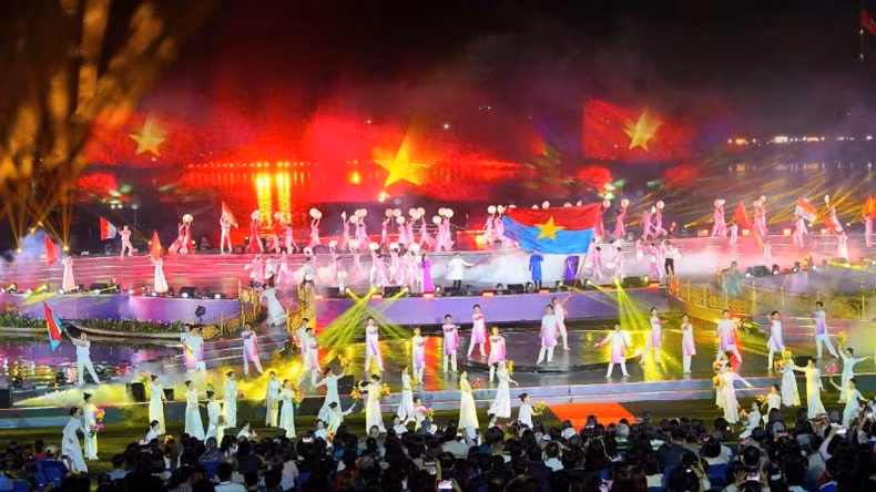 Hoạt cảnh dòng sông 50 năm ngày ấy - Ngày vui giải phóng Huế.