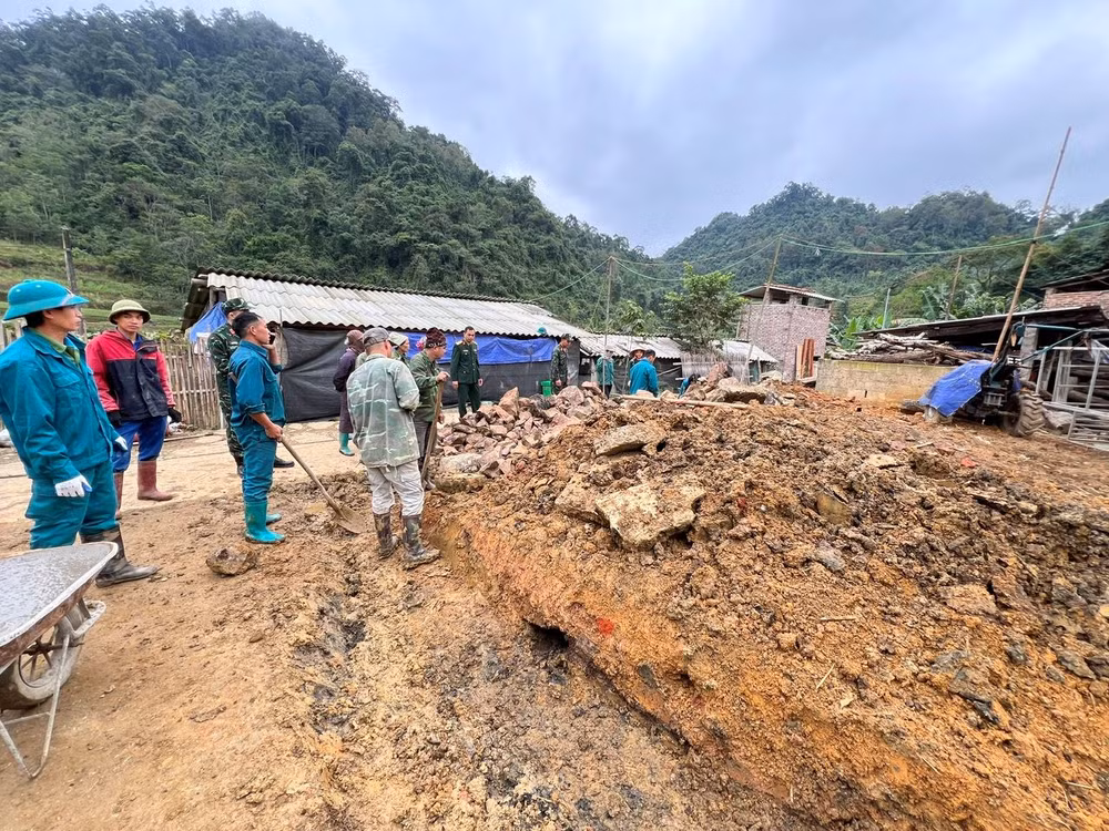 Một vị trí chuồng trại chăn nuôi được di dời nhường chỗ cho xây dựng hàng rào đá.