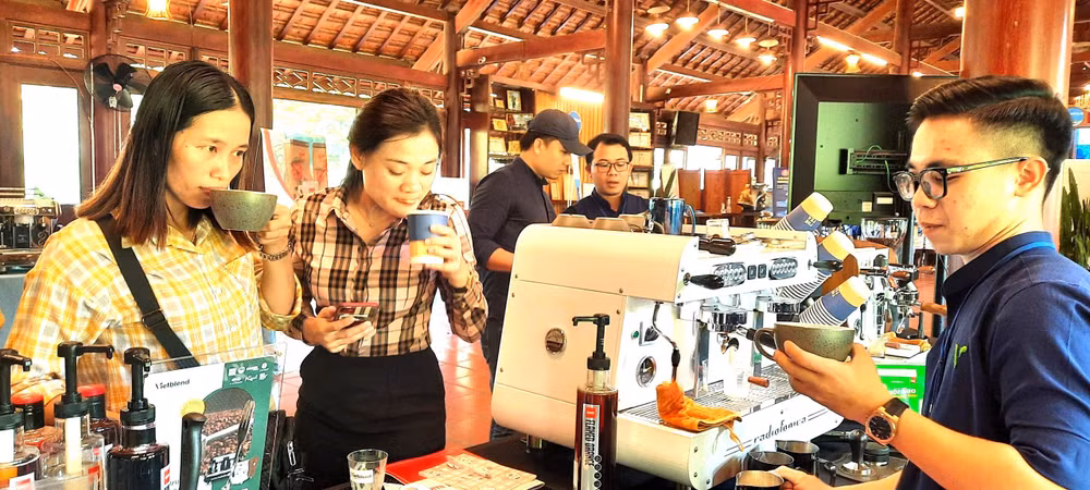 Du khách thưởng thức cà-phê tại Cuộc thi rang cà-phê năm 2022. Du khách thưởng thức cà-phê tại Cuộc thi rang cà-phê năm 2022.