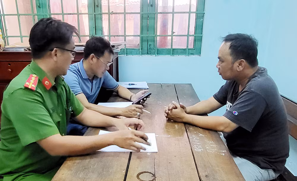 Đối tượng Đinh Thành Hiếu (bên phải) tại cơ quan Công an. 