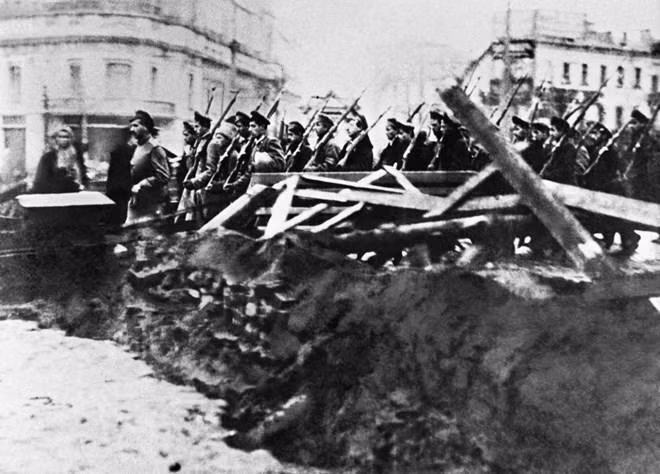 Lực lượng Cận vệ Đỏ Bolshevik trên đường phố Moskva trong những ngày Cách mạng Tháng Mười năm 1917. (Ảnh: Tư liệu quốc tế/TTXVN phát) Lực lượng Cận vệ Đỏ Bolshevik trên đường phố Moskva trong những ngày Cách mạng Tháng Mười năm 1917. (Ảnh: Tư liệu quốc tế/TTXVN phát)