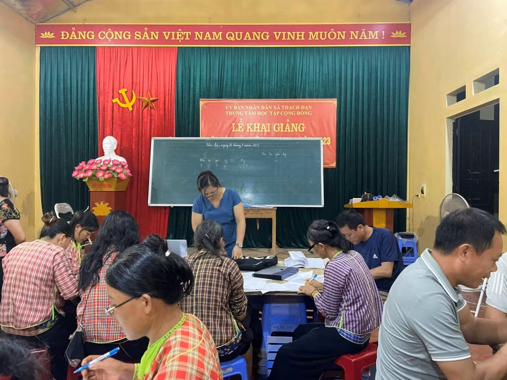 Lớp học xoá mù chữ ở thôn Nà Sla, xã Thạch Đạn, huyện Cao Lộc, tỉnh Lạng Sơn.