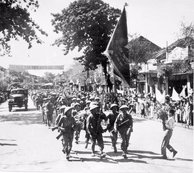 Dưới ánh sáng soi đường, dẫn lối của Cách mạng Tháng Mười Nga và sự lãnh đạo của Đảng Cộng sản Việt Nam do Chủ tịch Hồ Chí Minh sáng lập và rèn luyện, cách mạng Việt Nam đã đi từ thắng lợi này đến thắng lợi khác, giải phóng dân tộc, kháng chiến chống xâm lược, thống nhất đất nước. Trong ảnh: Bộ đội ta từ các cửa ô tiến vào tiếp quản Thủ đô Hà Nội, ngày 10/10/1954. (Ảnh: Tư liệu/TTXVN) Dưới ánh sáng soi đường, dẫn lối của Cách mạng Tháng Mười Nga và sự lãnh đạo của Đảng Cộng sản Việt Nam do Chủ tịch Hồ Chí Minh sáng lập và rèn luyện, cách mạng Việt Nam đã đi từ thắng lợi này đến thắng lợi khác, giải phóng dân tộc, kháng chiến chống xâm lược, thống nhất đất nước. Trong ảnh: Bộ đội ta từ các cửa ô tiến vào tiếp quản Thủ đô Hà Nội, ngày 10/10/1954. (Ảnh: Tư liệu/TTXVN)
