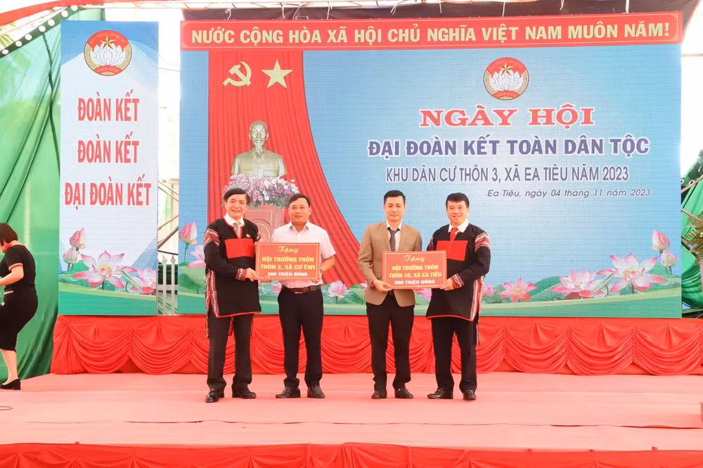Tổng Thư ký Quốc hội, Chủ nhiệm Văn phòng Quốc hội Bùi Văn Cường và Chủ tịch Hội đồng dân tộc Quốc hội Y Thanh Hà Niê Kđăm tặng kinh phí xây dựng hội trường thôn 10, xã Ea Tiêu và thôn 2, xã Cư Êwi, mỗi hội trường trị giá 300 triệu đồng. Tổng Thư ký Quốc hội, Chủ nhiệm Văn phòng Quốc hội Bùi Văn Cường và Chủ tịch Hội đồng dân tộc Quốc hội Y Thanh Hà Niê Kđăm tặng kinh phí xây dựng hội trường thôn 10, xã Ea Tiêu và thôn 2, xã Cư Êwi, mỗi hội trường trị giá 300 triệu đồng.