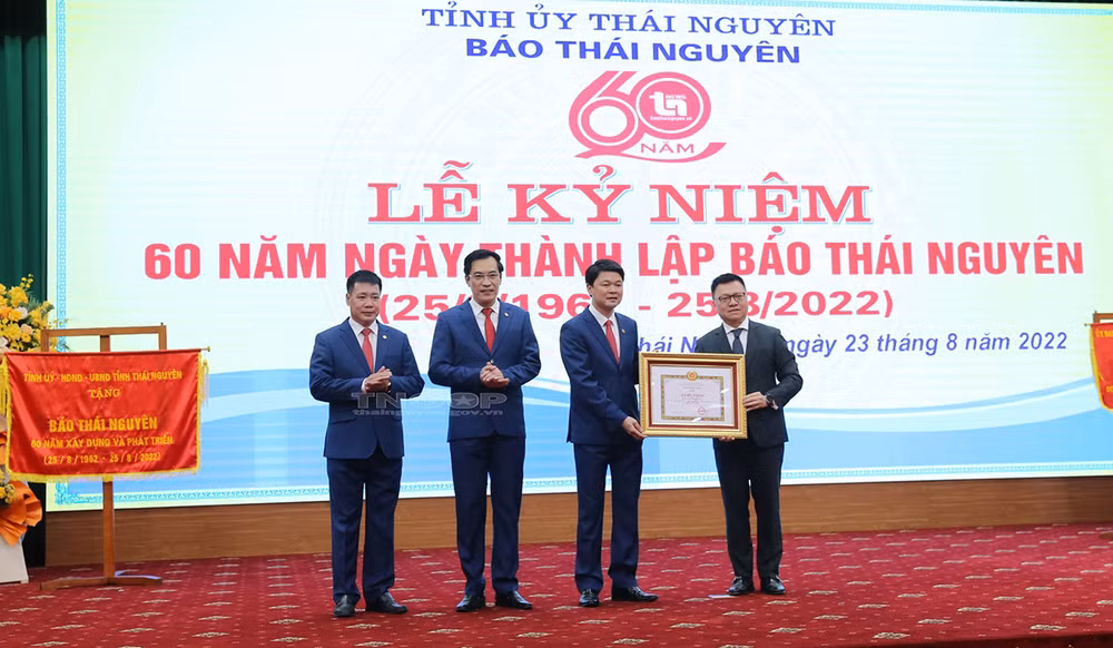Đồng chí Lê Quốc Minh, Ủy viên Trung ương Đảng, Tổng Biên tập Báo Nhân Dân, Phó Trưởng Ban Tuyên giáo và Dân vận Trung ương, Chủ tịch Hội Nhà báo Việt Nam trao Bằng khen của Ban Tuyên giáo và Dân vận Trung ương cho Báo Thái Nguyên (Ảnh:Thainguyen.gov.vn)