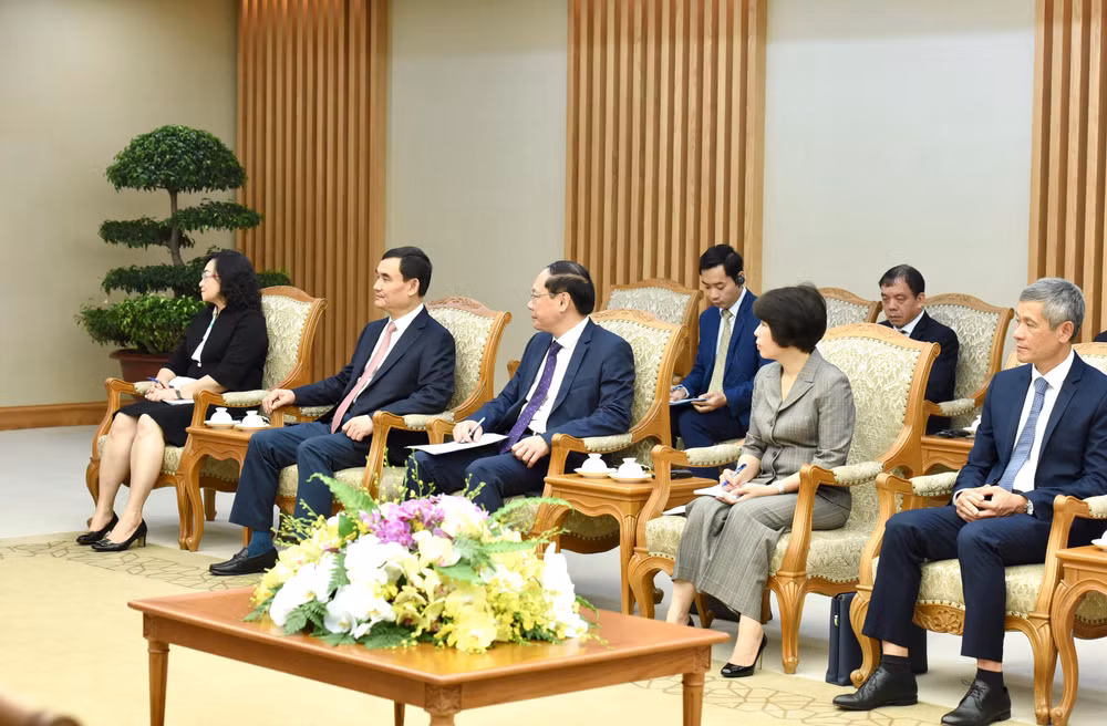 Đại diện lãnh đạo các bộ, ban ngành của Chính phủ việt Nam tham dự buổi tiếp. Đại diện lãnh đạo các bộ, ban ngành của Chính phủ việt Nam tham dự buổi tiếp.