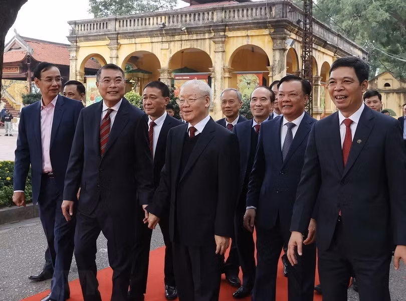 Tổng Bí thư Nguyễn Phú Trọng đến dâng hương tại Khu di tích Hoàng thành Thăng Long.