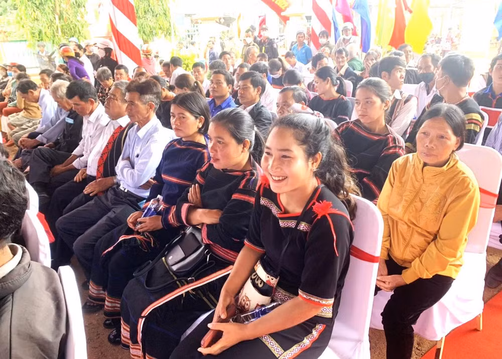Đông đảo bà con dân tộc thiểu số xã Ea Sol tham dự “Ngày hội toàn dân bảo vệ an ninh Tổ quốc”.