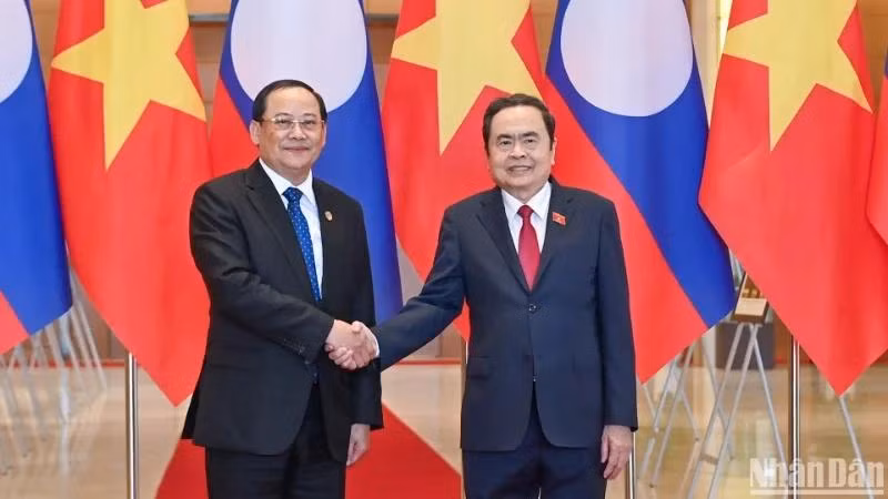 Chủ tịch Quốc hội Trần Thanh Mẫn và Thủ tướng Lào Sonexay Siphandone.