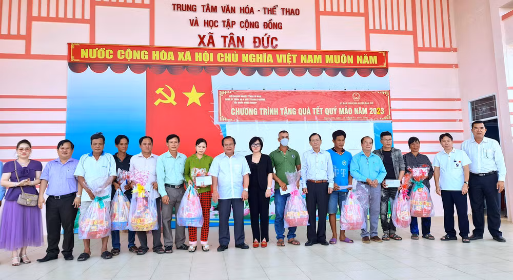 Thêm 360 phần quà Tết Quý Mão 2023 được lãnh đạo tỉnh Cà Mau trao tận tay hộ dân hoàn cảnh khó khăn huyện Đầm Dơi. 