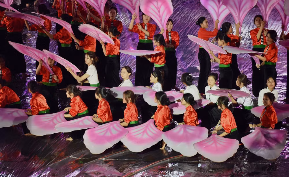 Chương trình nghệ thuật “Xòe Thái - Tinh hoa miền di sản”. Chương trình nghệ thuật “Xòe Thái - Tinh hoa miền di sản”.