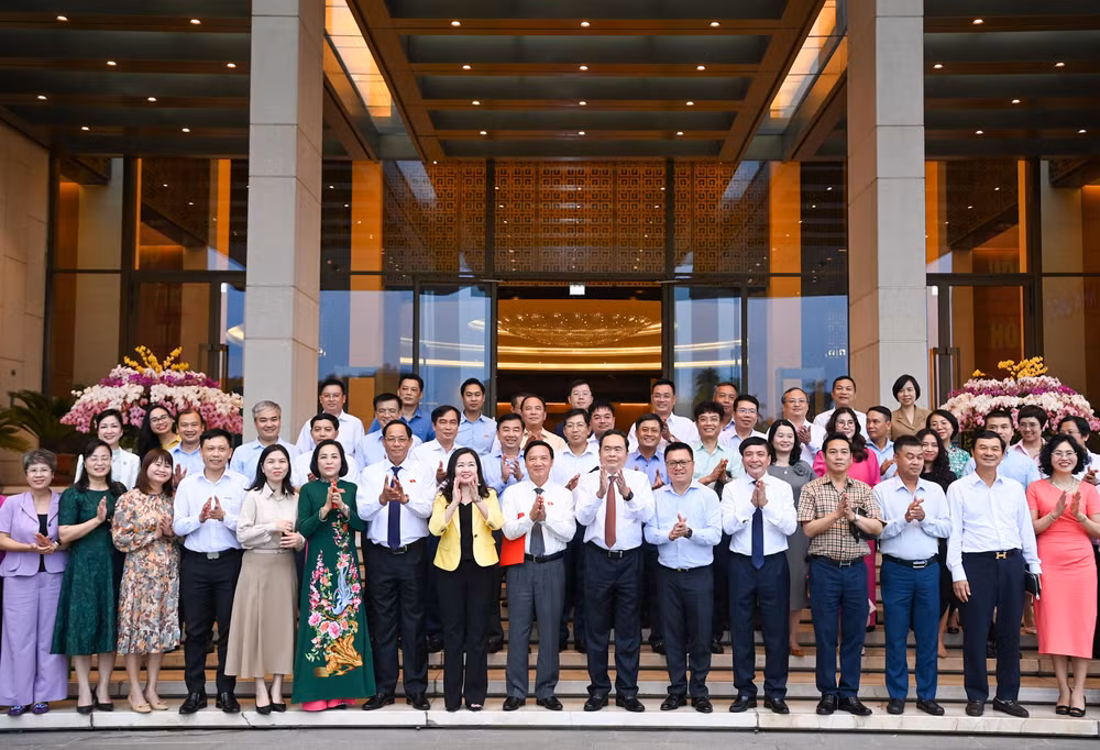 Chủ tịch Quốc hội Trần Thanh Mẫn với lãnh đạo các cơ quan báo chí và các đại biểu.