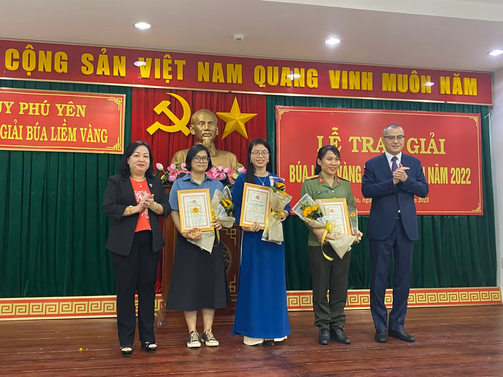 Chiều ngày 13/1, Ban Thường vụ Tỉnh ủy Phú Yên tổ chức lễ trao Giải báo chí về xây dựng Đảng tỉnh Phú Yên năm 2022 ( Giải Búa liềm vàng). 