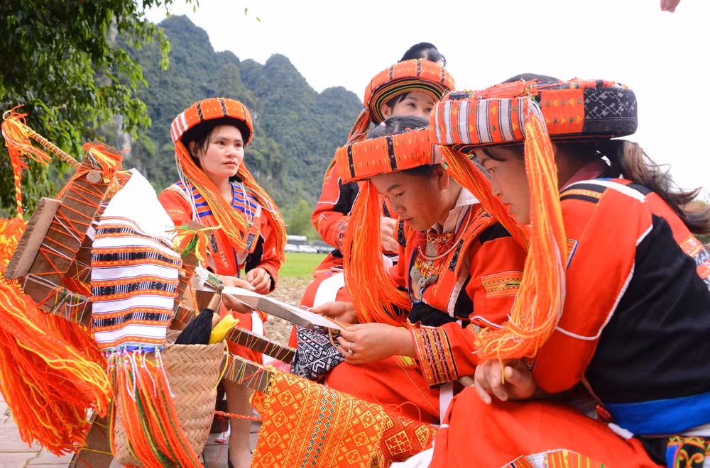 Những họa tiết tinh xảo đòi hỏi người thợ phải tỉ mỉ từng sợi dệt.