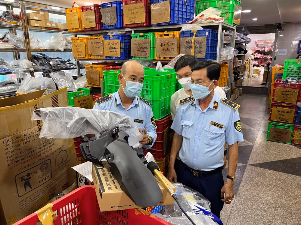 Lực lượng Quản lý thị trường đang kiểm tra hàng phụ tùng xe máy trong Chợ Tân Thành, Thành phố Hồ Chí Minh. Ảnh: Tổng Cục quản lý thị trường.