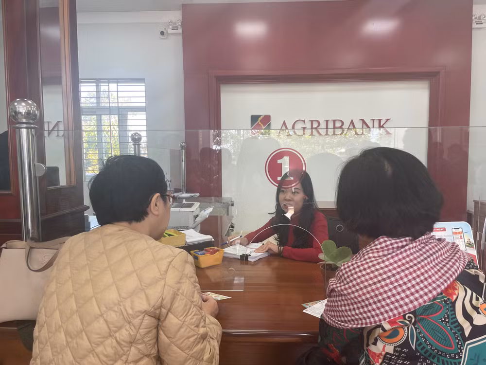 Giao dịch khách hàng tại chi nhánh ngân hàng Agribank.