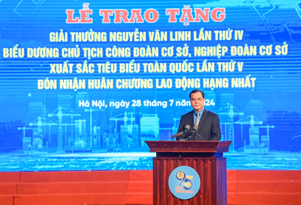 Chủ tịch Tổng Liên đoàn Lao động Việt Nam Nguyễn Đình Khang phát biểu tại buổi lễ.