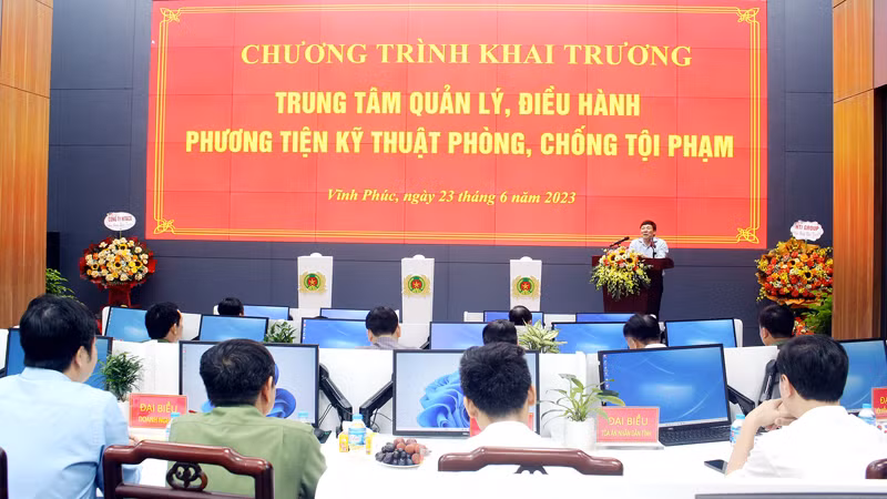 Chủ tịch UBND tỉnh Lê Duy Thành phát biểu tại buổi khai trương Trung tâm Quản lý, điều hành phương tiện kỹ thuật phòng, chống tội phạm. 