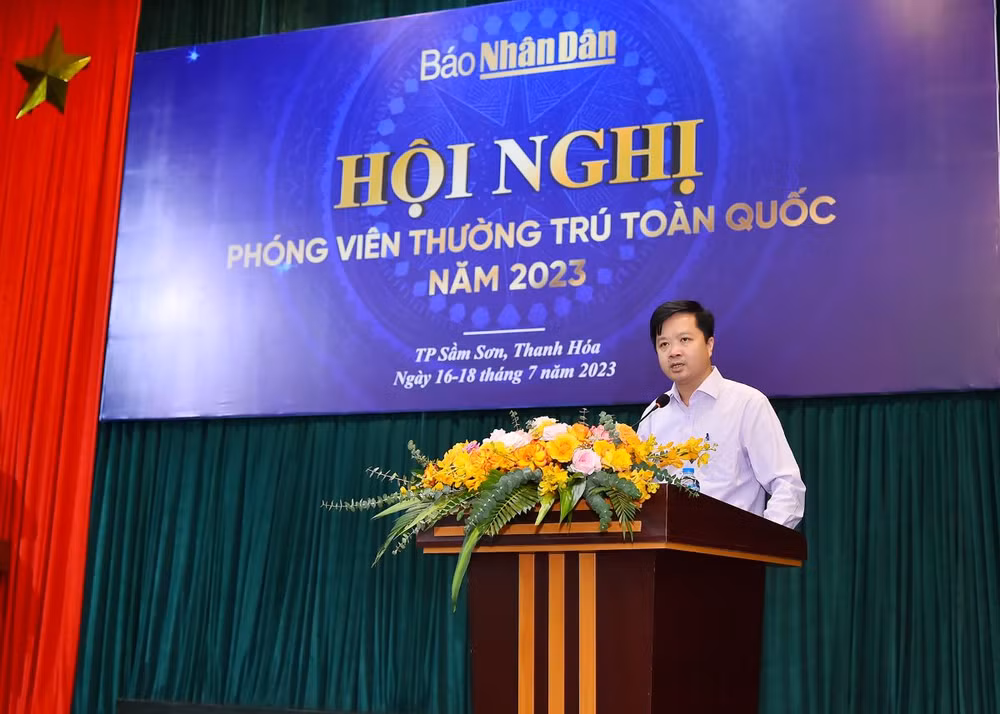 Đồng chí Tạ Quang Dũng, Trưởng Ban Quản lý phóng viên thường trú Báo Nhân Dân trình bày báo cáo hoạt động của phóng viên thường trú năm 2022, 6 tháng đầu năm 2023 và phương hướng nhiệm vụ năm 2024.