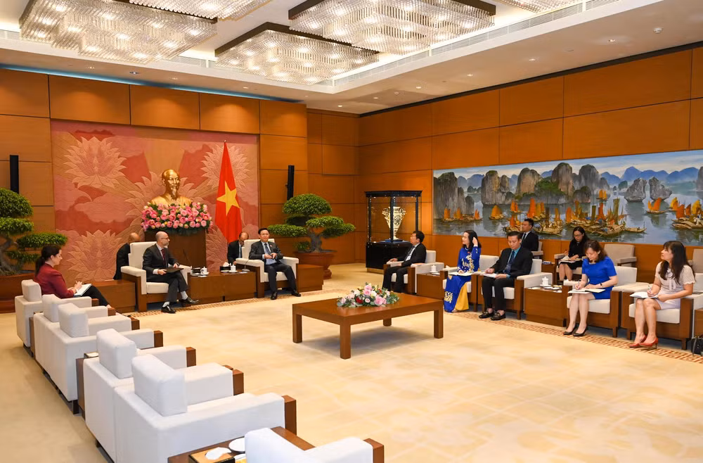 Quang cảnh buổi tiếp Đại sứ Canada tại Nhà Quốc hội.