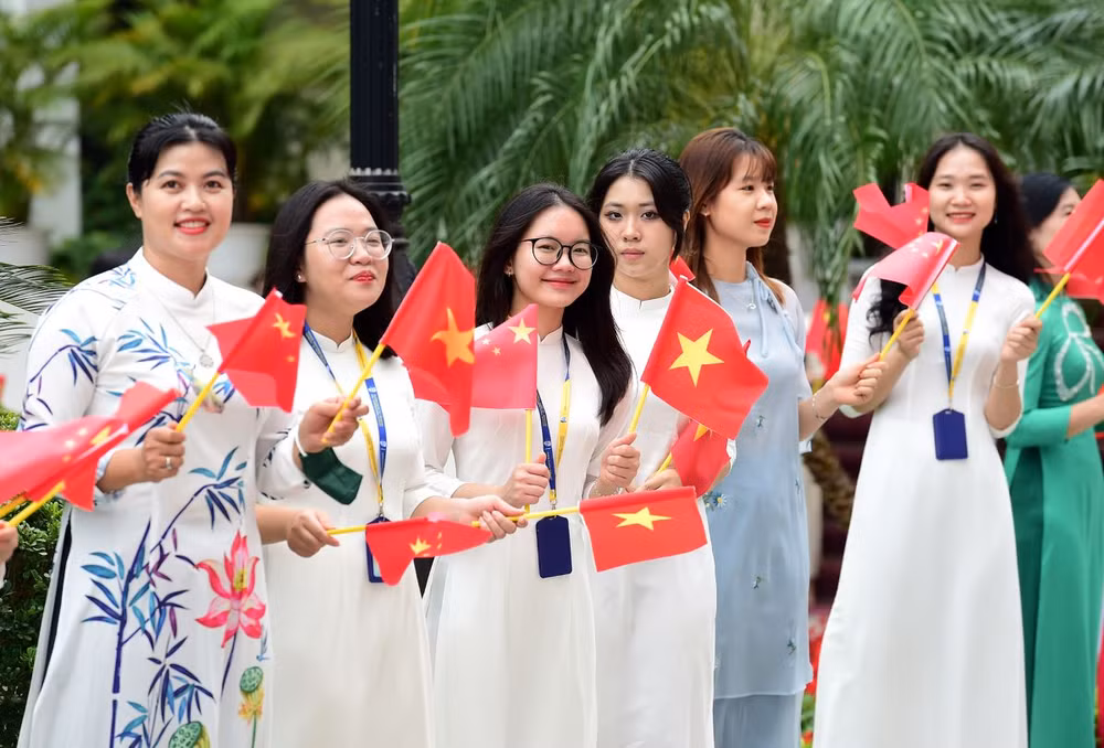 Người dân Thủ đô vẫy chào Tổng Bí thư, Chủ tịch Trung Quốc Tập Cận Bình.