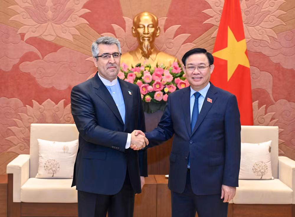 Sáng cùng ngày, Chủ tịch Quốc hội Vương Đình Huệ tiếp Đại sứ Iran Ali Akbar Nazar tại Nhà Quốc hội.