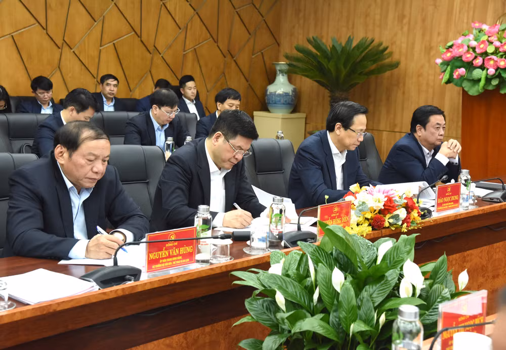 Lãnh đạo các bộ, ban ngành của Chính phủ tham dự buổi làm việc. Lãnh đạo các bộ, ban ngành của Chính phủ tham dự buổi làm việc.