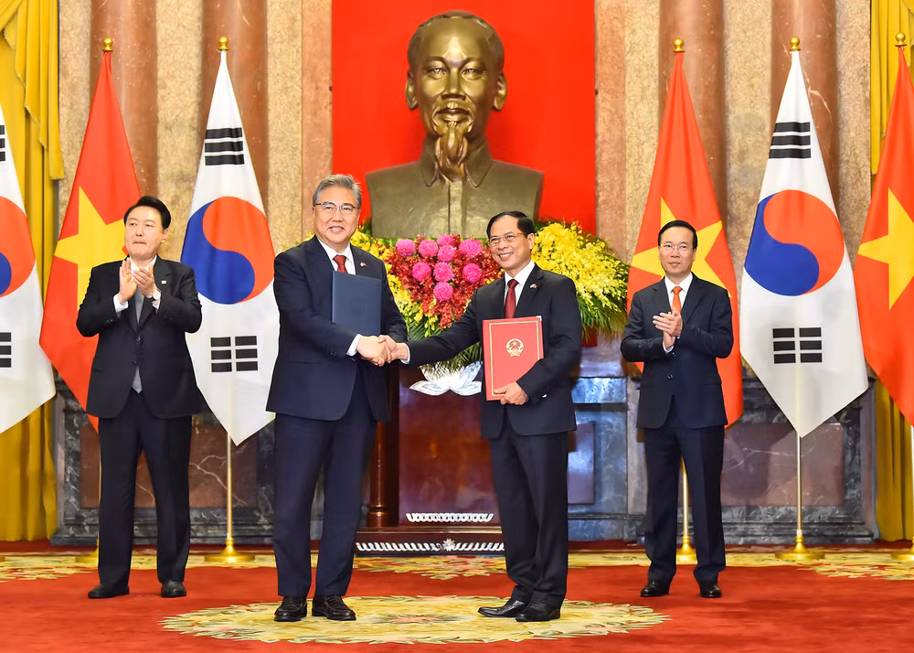 Chủ tịch nước Võ Văn Thưởng và Tổng thống Đại Hàn Dân Quốc Yoon Suk Yeo chứng kiến lễ trao đổi văn kiện giữa Bộ trưởng Ngoại giao Bùi Thanh Sơn và Ngoại trưởng Hàn Quốc Park Jin về chương trình hành động giữa Chính phủ nước Cộng hoà xã hội chủ nghĩa Việt Nam và Chính phủ Đại Hàn Dân Quốc về việc triển khai quan hệ đối tác chiến lược Việt Nam – Hàn Quốc. Ảnh: THỦY NGUYÊN