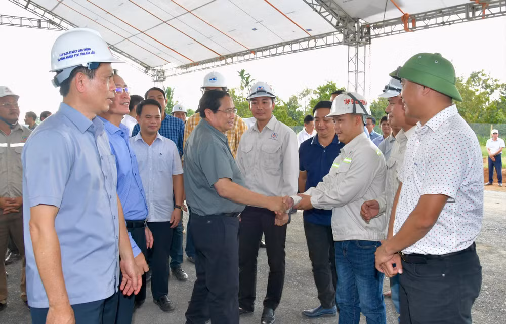Thủ tướng Phạm Minh Chính thăm, động viên cán bộ, công nhân đang thi công trên công trường Dự án đường cao tốc Khánh Hòa-Buôn Ma Thuột.