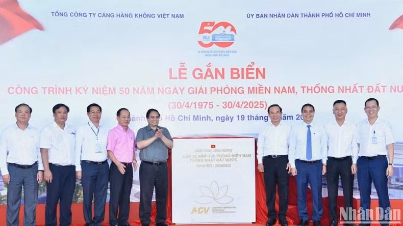 Lễ gắn biển công trình Nhà ga hành khách T3-Cảng hàng không quốc tế Tân Sơn Nhất (Thành phố Hồ Chí Minh).