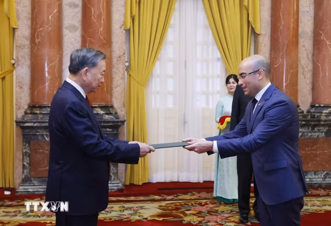 Tổng Bí thư, Chủ tịch nước Tô Lâm nhận Quốc thư từ Đại sứ Algeria tại Việt Nam Sofiane Chaib. (Ảnh: TTXVN) Tổng Bí thư, Chủ tịch nước Tô Lâm nhận Quốc thư từ Đại sứ Algeria tại Việt Nam Sofiane Chaib. (Ảnh: TTXVN)