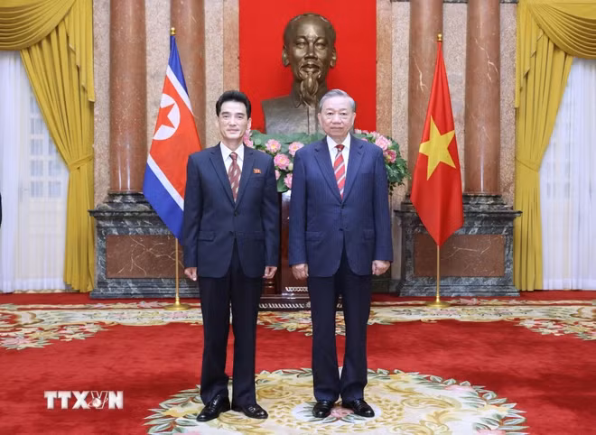 Tổng Bí thư, Chủ tịch nước Tô Lâm tiếp Đại sứ Cộng hòa dân chủ nhân dân Triều Tiên Ri Sung Guk. (Ảnh: TTXVN) Tổng Bí thư, Chủ tịch nước Tô Lâm tiếp Đại sứ Cộng hòa dân chủ nhân dân Triều Tiên Ri Sung Guk. (Ảnh: TTXVN)