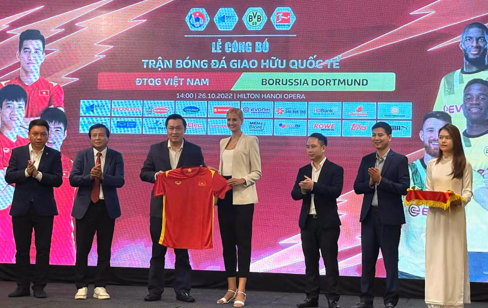 Lãnh đạo VFF và câu lạc bộ Dormund tại họp báo.
