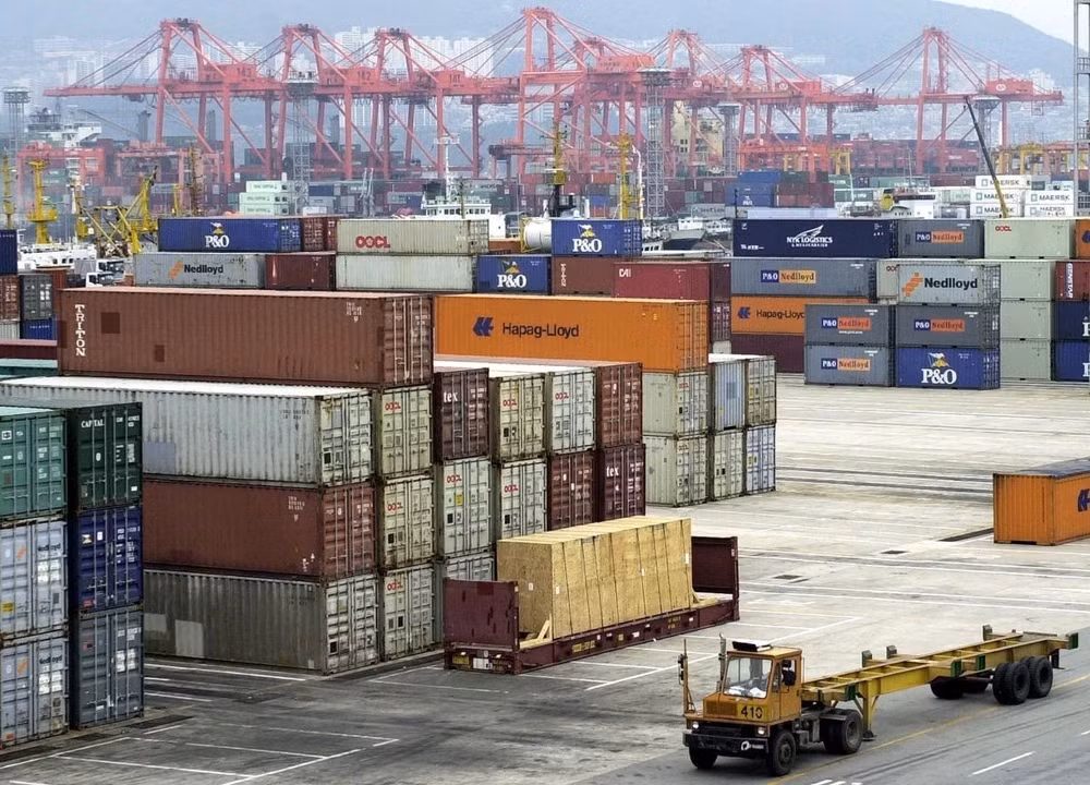 Container hàng hóa chờ bốc dỡ tại cảng Busan, Hàn Quốc. (Ảnh: AFP/TTXVN)