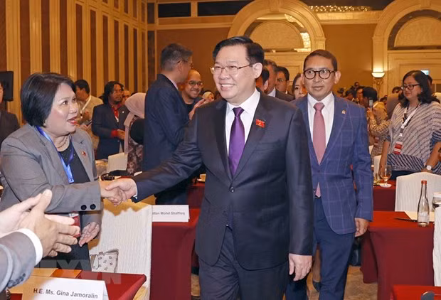Chủ tịch Quốc hội Vương Đình Huệ đến Diễn đàn Chính sách Đối ngoại. (Ảnh: TTXVN) Chủ tịch Quốc hội Vương Đình Huệ đến Diễn đàn Chính sách Đối ngoại. (Ảnh: TTXVN)