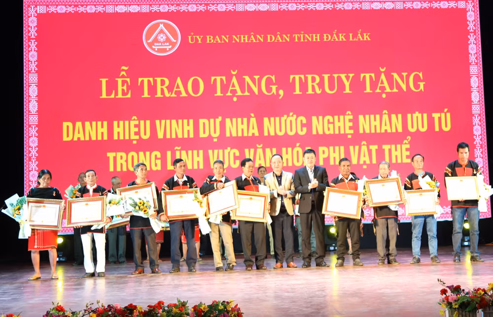 Nhiều nghệ nhân năm nay đã lớn tuổi nên khi được công nhận danh hiệu vinh dự Nhà nước Nghệ nhân ưu tú là nguồn động viên lớn để các nghệ nhân tiếp tục cống hiến, đóng góp tài năng, trí tuệ của mình cho sự nghiệp xây dựng, bảo tồn và phát huy các giá trị văn hóa truyền thống tốt đẹp của dân tộc. Nhiều nghệ nhân năm nay đã lớn tuổi nên khi được công nhận danh hiệu vinh dự Nhà nước Nghệ nhân ưu tú là nguồn động viên lớn để các nghệ nhân tiếp tục cống hiến, đóng góp tài năng, trí tuệ của mình cho sự nghiệp xây dựng, bảo tồn và phát huy các giá trị văn hóa truyền thống tốt đẹp của dân tộc.