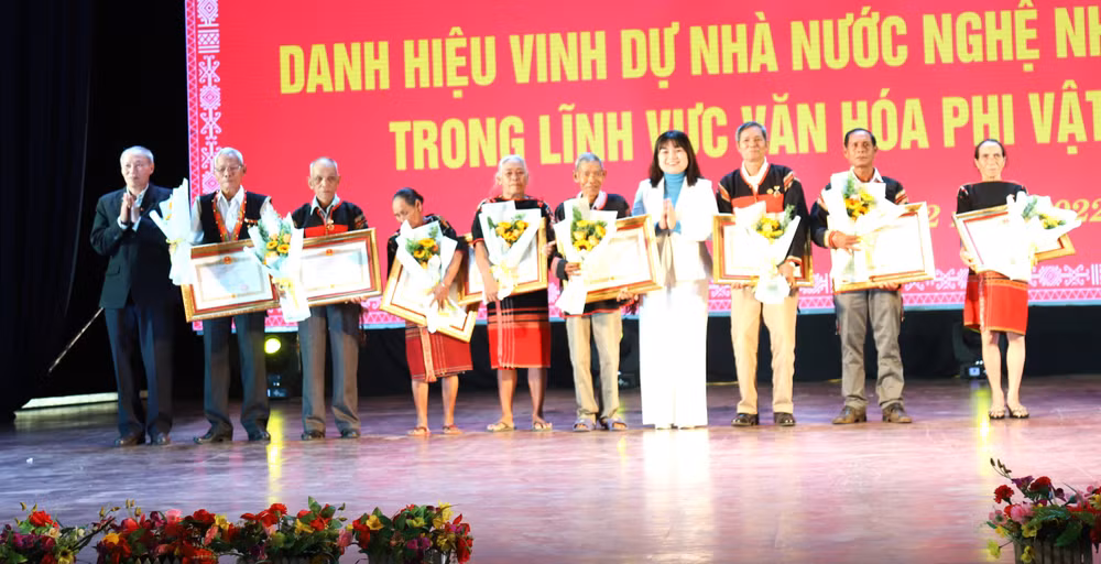 Các nghệ nhân được truy tặng danh hiệu Nhà nước Nghệ nhân ưu tú. Các nghệ nhân được truy tặng danh hiệu Nhà nước Nghệ nhân ưu tú.