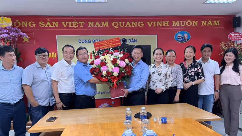 Đoàn Thành ủy-Hội đồng nhân dân-Ủy ban nhân dân-Ủy ban Mặt trận Tổ quốc Việt Nam Thành phố Hồ Chí Minh do đồng chí Nguyễn Văn Dũng, Phó Chủ tịch Hội đồng nhân dân Thành phố Hồ Chí Minh làm trưởng đoàn đến thăm, chúc mừng Cơ quan Thường trực Báo Nhân Dân tại Thành phố Hồ Chí Minh nhân Ngày Báo chí cách mạng Việt Nam.