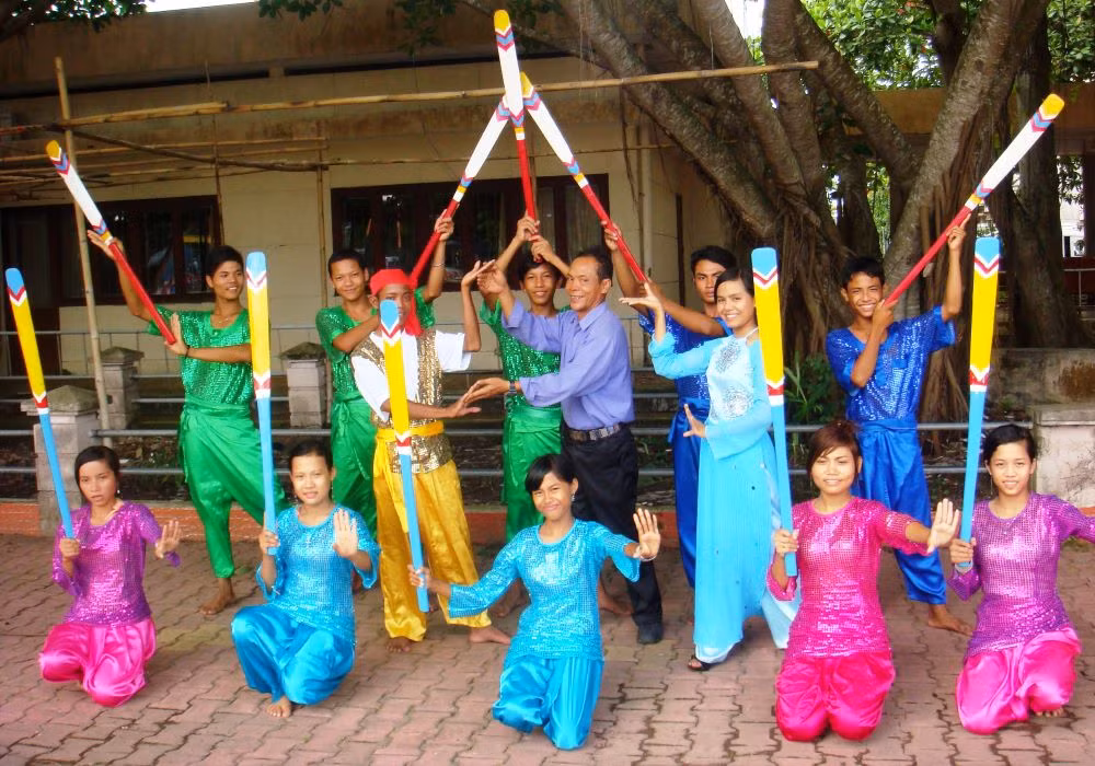 Ông Danh Bê hướng dẫn đội văn nghệ tập múa.