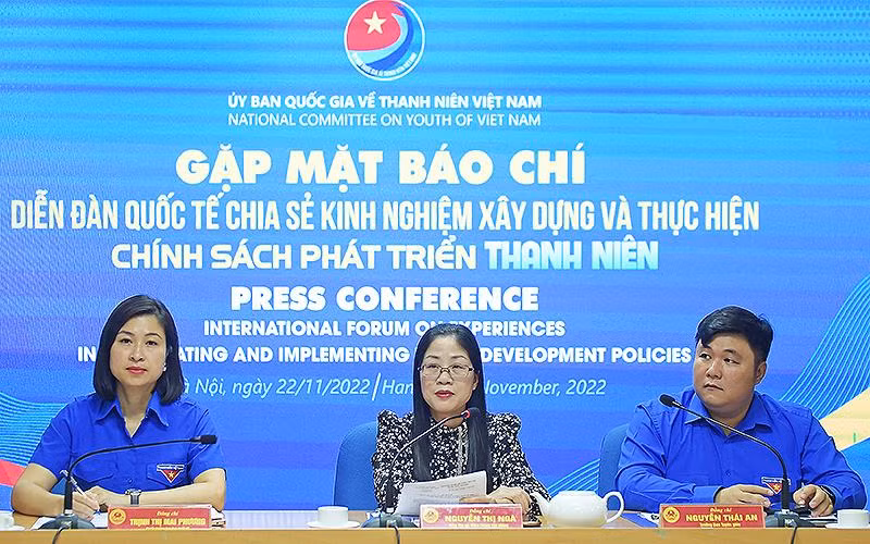 Các đồng chí đại diện Ban Tổ chức thông tin về Diễn đàn.