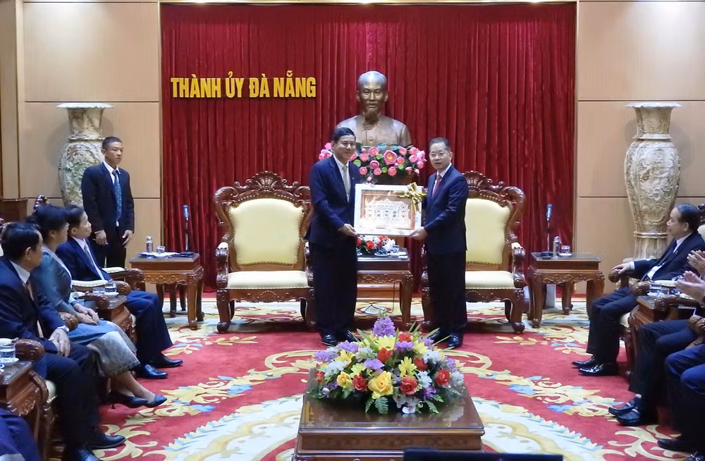 Đồng chí Khăm phăn Bun-Pha-Khôm, Phó Chánh án Tòa án Nhân dân tối cao Lào tặng quà lưu niệm cho lãnh đạo Thành ủy Đà Nẵng.