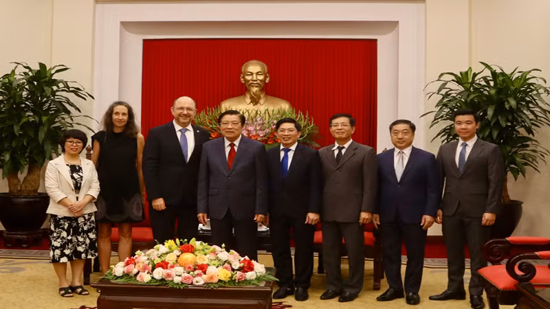 Đồng chí Phan Đình Trạc, Đại sứ Thomas Gass và các đại biểu dự buổi làm việc.