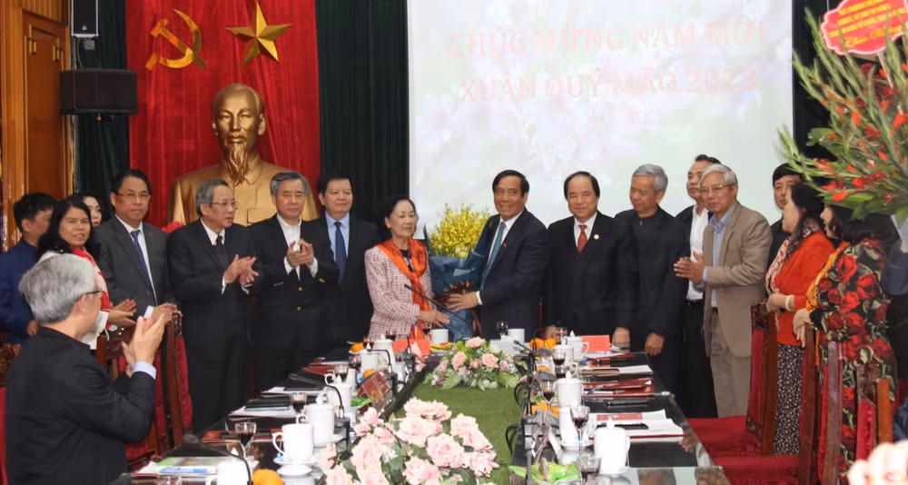 Chủ tịch Nguyễn Thanh Bình tặng hoa chúc mừng đồng chí Trương Thị Mai.