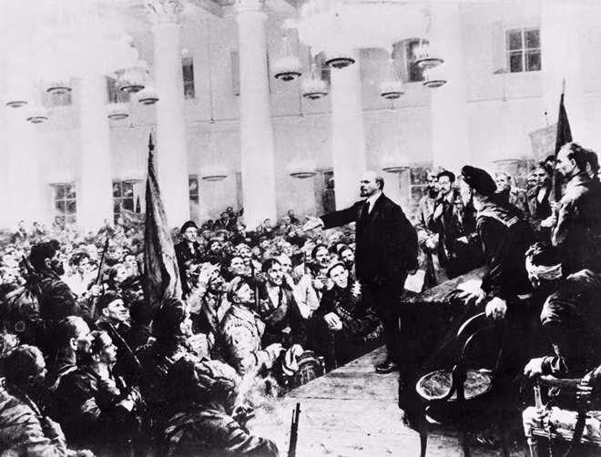 Ngay trong đêm 7/11/1917, Đại hội các Soviet được triệu tập, thành lập Chính quyền Soviet do V.I.Lenin đứng đầu. (Ảnh: Tư liệu quốc tế/TTXVN phát) Ngay trong đêm 7/11/1917, Đại hội các Soviet được triệu tập, thành lập Chính quyền Soviet do V.I.Lenin đứng đầu. (Ảnh: Tư liệu quốc tế/TTXVN phát)