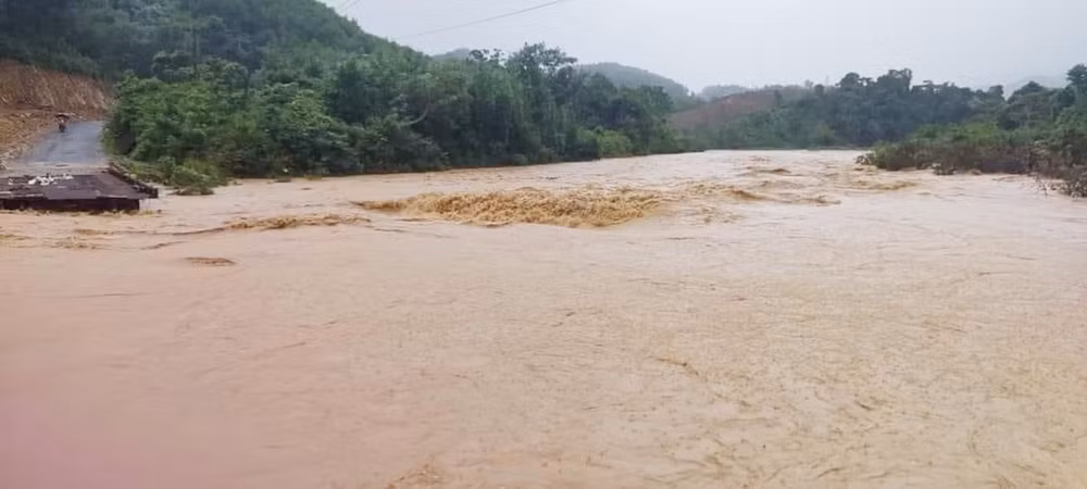 Nước lũ cuồn cuộn đầu nguồn sông Bến Hải cuốn trôi cầu tạm ở xã Vĩnh Ô.