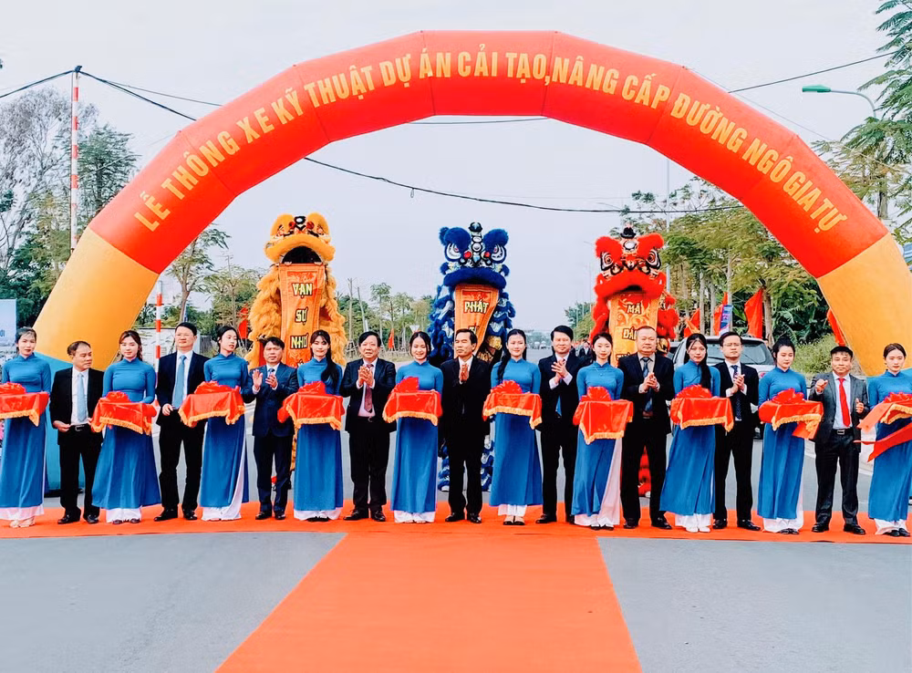 Cắt băng thông xe kỹ thuật dự án cải tạo, nâng cấp đường Ngô Gia Tự.
