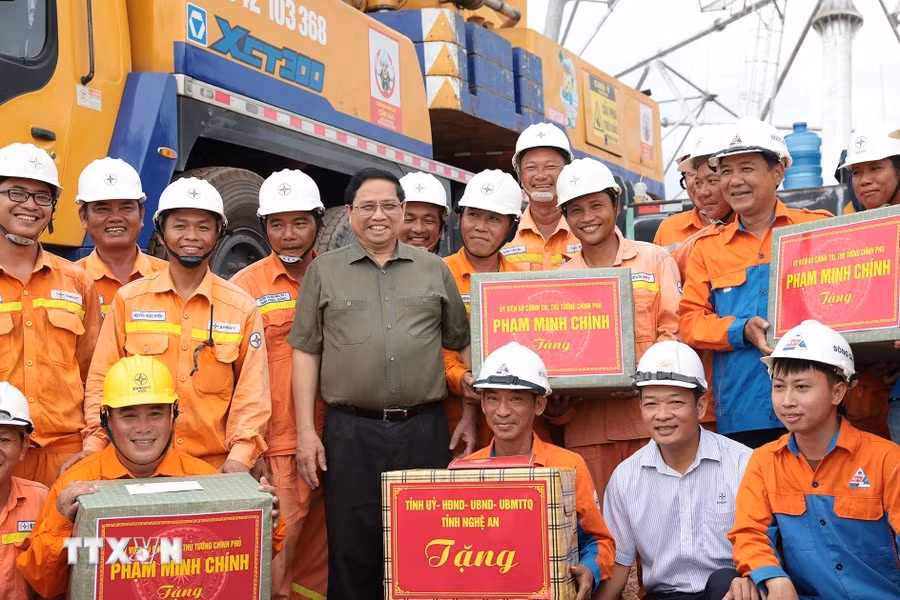 Thủ tướng Phạm Minh Chính tặng quà kỹ sư, công nhân các đơn vị đang thi công dự án đường dây tải điện 500kV mạch 3 Quảng Trạch-Phố Nối đoạn qua tỉnh Nghệ An. Thủ tướng Phạm Minh Chính tặng quà kỹ sư, công nhân các đơn vị đang thi công dự án đường dây tải điện 500kV mạch 3 Quảng Trạch-Phố Nối đoạn qua tỉnh Nghệ An.