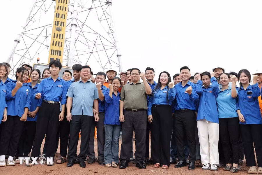 Thủ tướng Phạm Minh Chính với thanh niên trên công trường dự án đường dây tải điện 500kV mạch 3 đoạn qua tỉnh Nghệ An. Thủ tướng Phạm Minh Chính với thanh niên trên công trường dự án đường dây tải điện 500kV mạch 3 đoạn qua tỉnh Nghệ An.