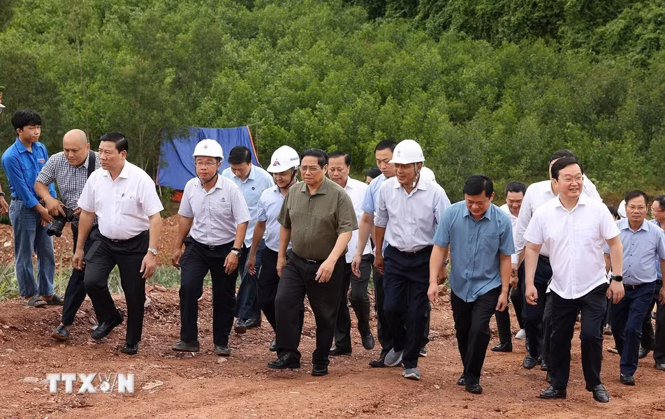 Thủ tướng Phạm Minh Chính kiểm tra công trường thi công dự án đường dây tải điện 500kV mạch 3 đoạn qua tỉnh Nghệ An. (Ảnh: Dương Giang/TTXVN) 