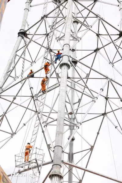 Công nhân thi công vị trí cột VT22 thuộc Dự án đường dây 500kV đoạn Quỳnh Lưu-Thanh Hóa. Công nhân thi công vị trí cột VT22 thuộc Dự án đường dây 500kV đoạn Quỳnh Lưu-Thanh Hóa.